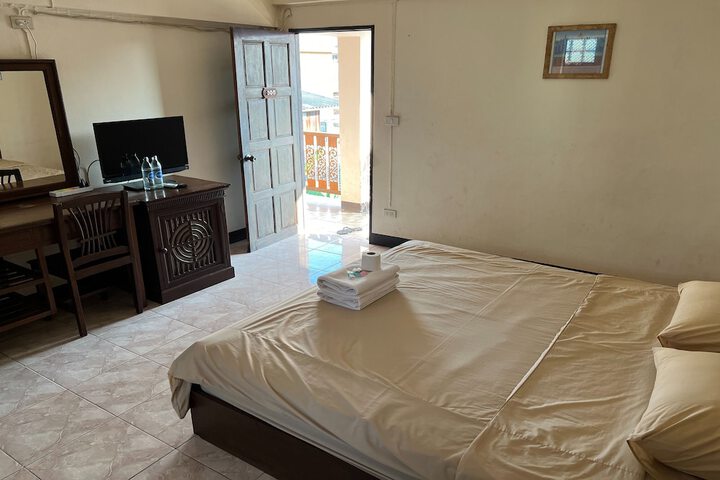 Room 11 of 37