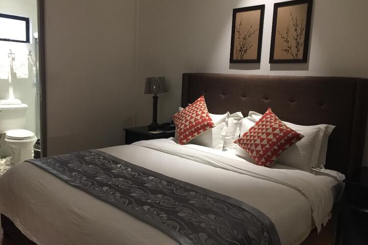 Room 25 of 76