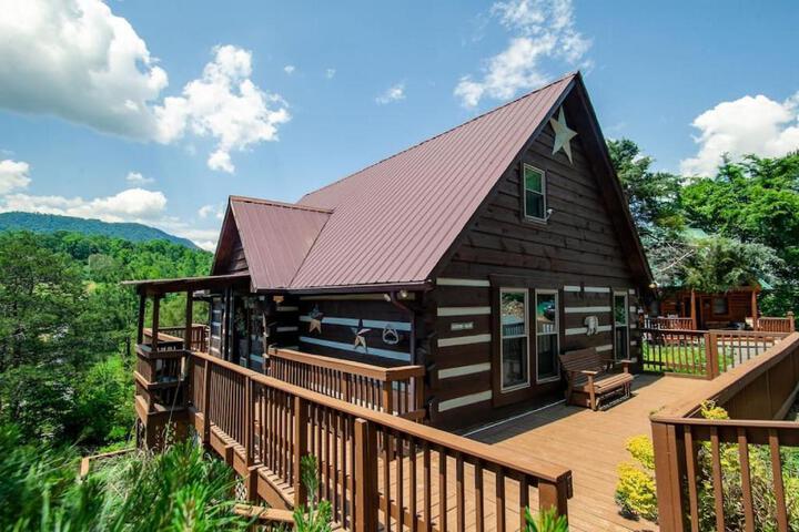 Exterior of Bear Claw Cove - hot tub jacuzzi, fireplace, view