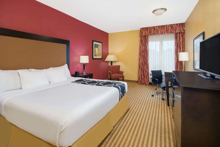 1 King Bed Efficiency (7 of 25)