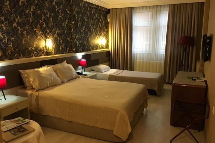Room 4 of 9