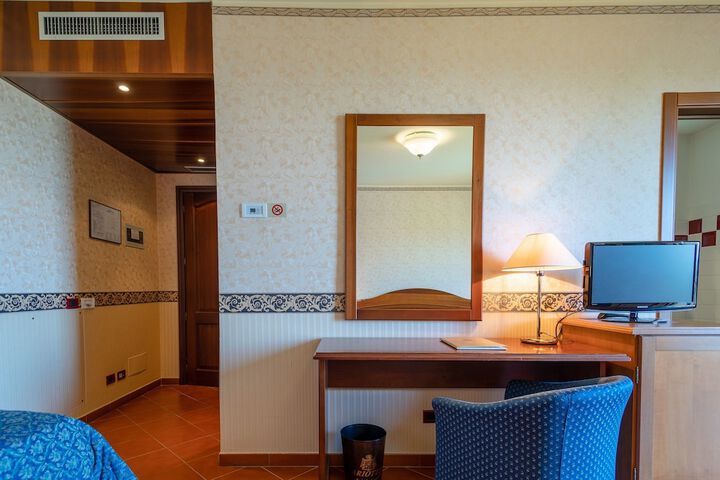 Room 2 of 25