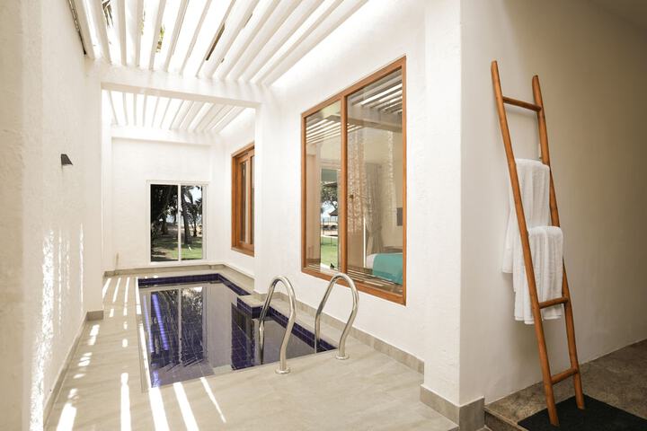Hotel with Pool