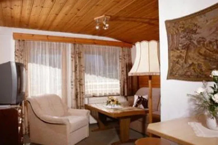Room 6 of 8