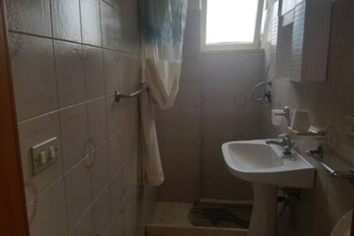 Room 6 of 32