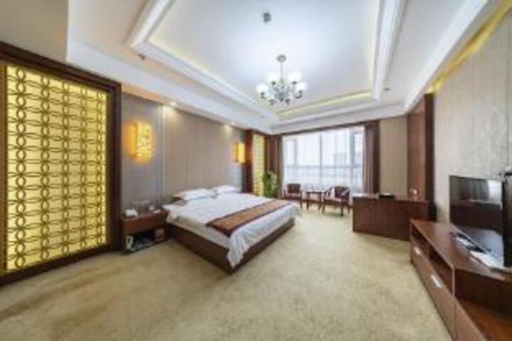 Room 6 of 8