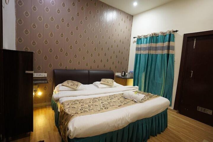 Room 4 of 27