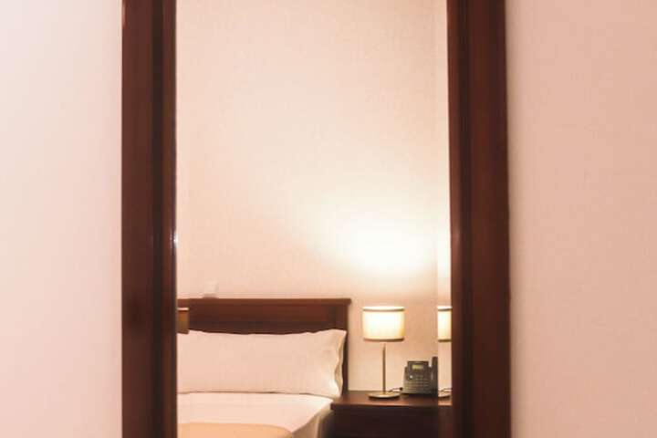 Room 6 of 27