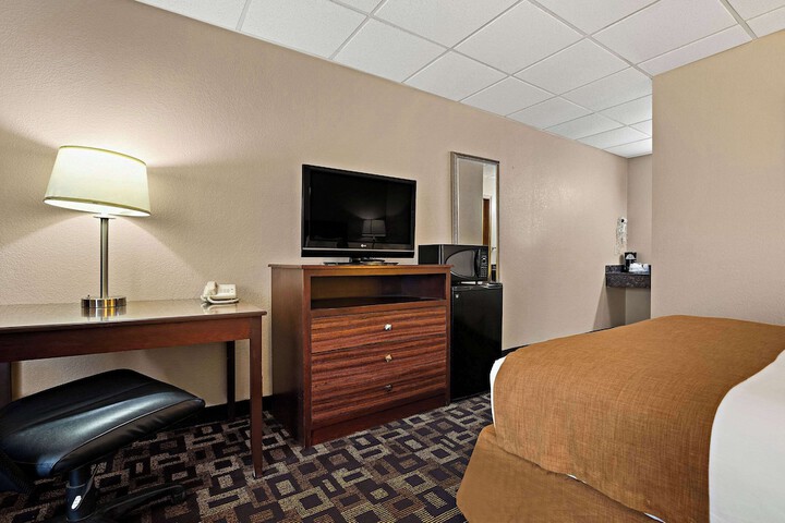 1 Queen Bed (5 of 16)