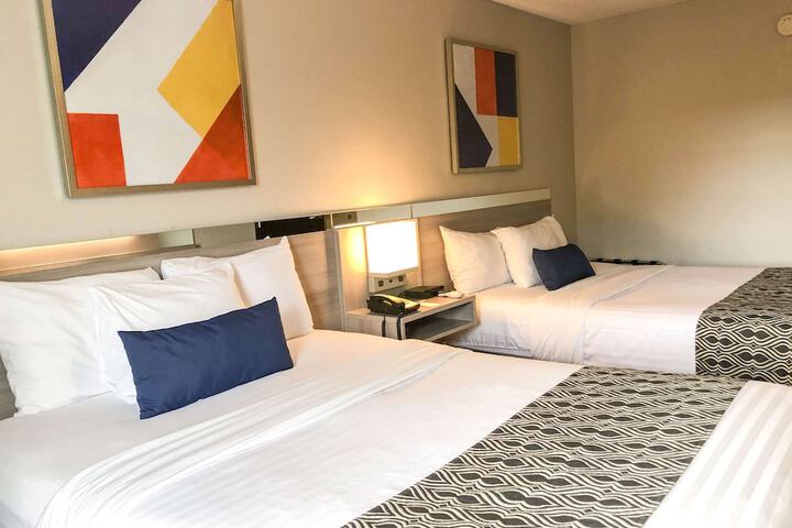 1 Queen Bed Accessible Room (12 of 20)