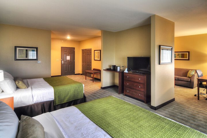 2 Queen Beds Microwave and Refrigerator 39 Inch Led Television High Speed Internet Full Breakfast (1 of 14)