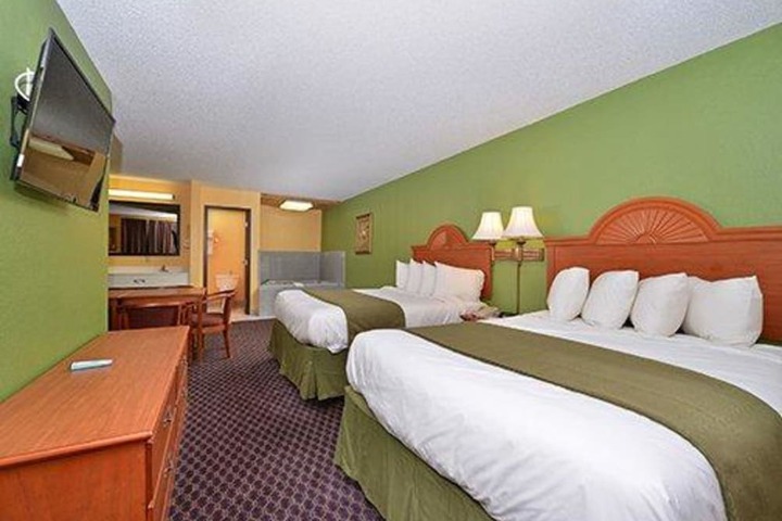 2 Queen Beds (2 of 5)