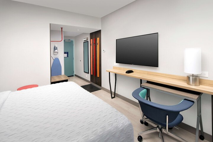 1 King Bed (2 of 10)