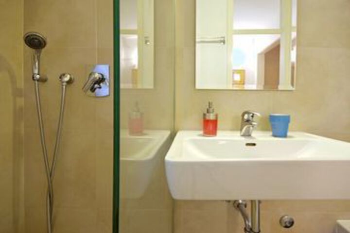 Room 4 of 32