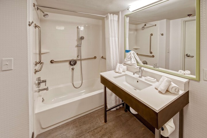 2 Queen Beds (7 of 9)