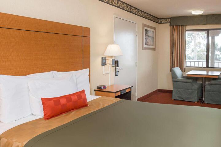 1 Queen Bed (7 of 13)