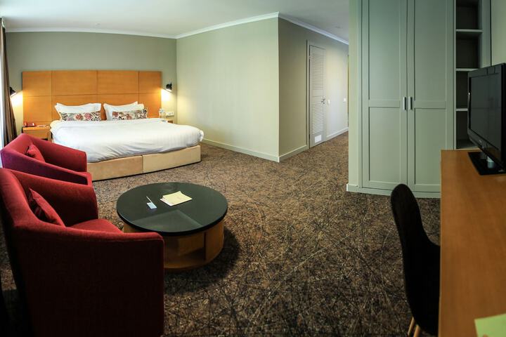 Room 5 of 135