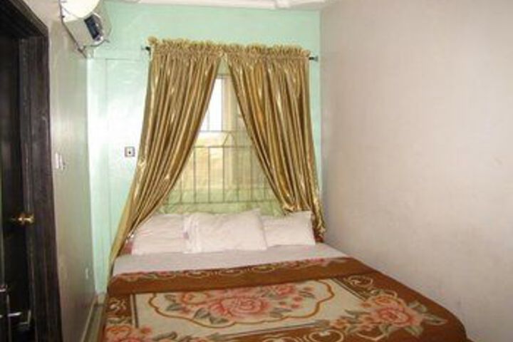 Room 11 of 19