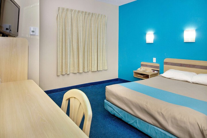 1 Queen Bed (1 of 6)