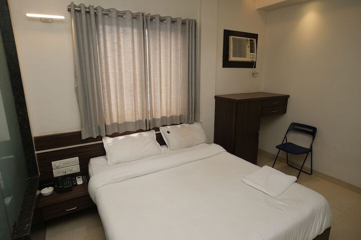 Room 6 of 11