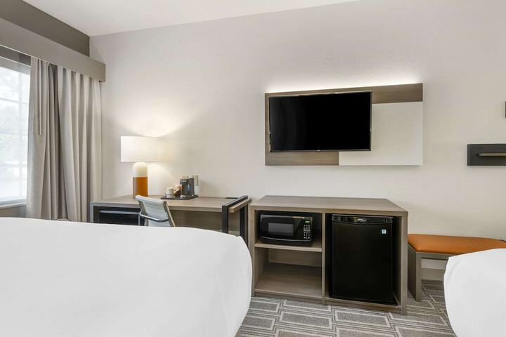 2 Queen Beds (2 of 10)