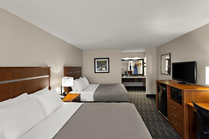 2 Queen Beds (5 of 10)