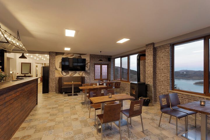 Lounge 68 of 88