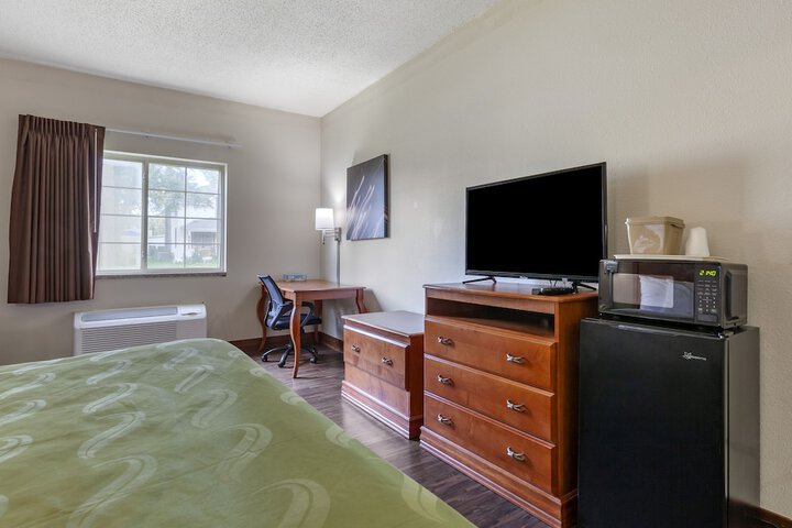1 King Bed (10 of 13)