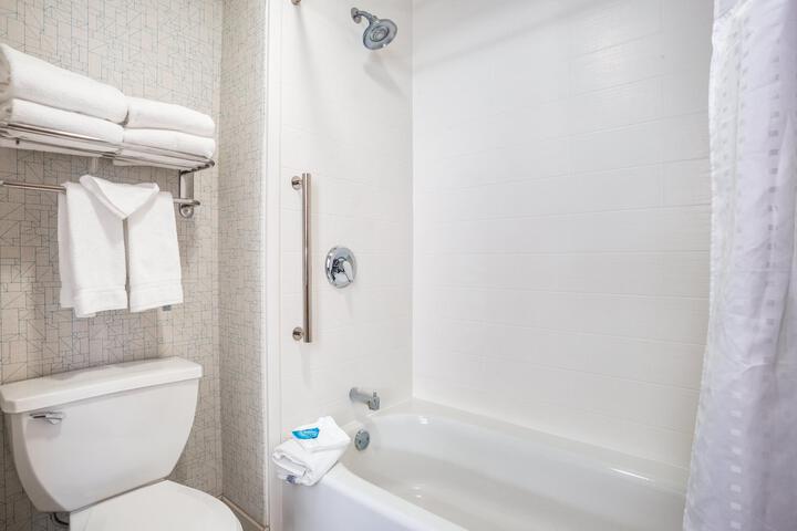 2 Double Beds Standard Mobility Accessible Tub (2 of 10)