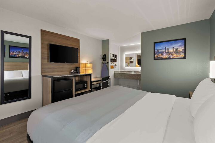 1 King Bed (6 of 20)