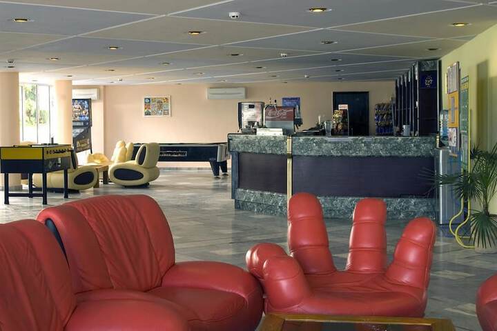 Lounge 22 of 34
