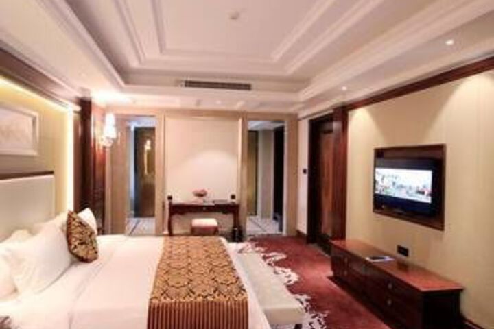 Room 4 of 8