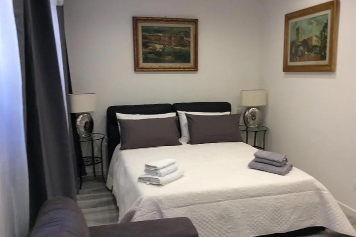 Room 8 of 9