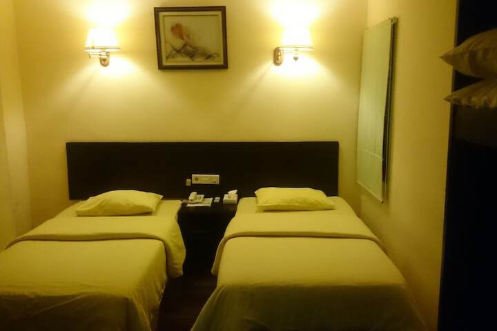 Room 6 of 10