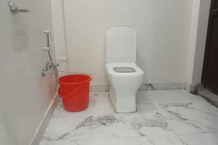 Room 6 of 9