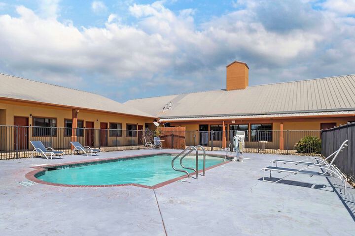 Hotel Pool