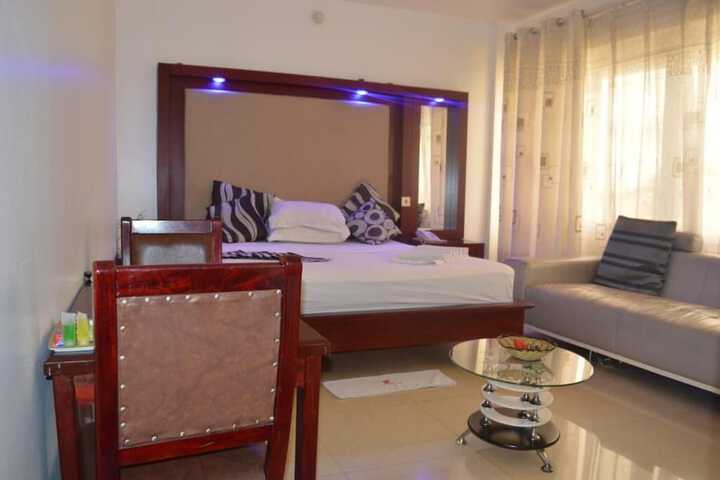 Room 4 of 12