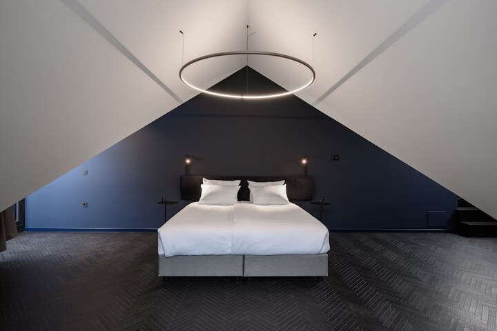 Room 13 of 42