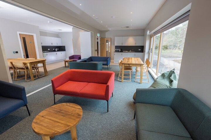 Lounge 16 of 33