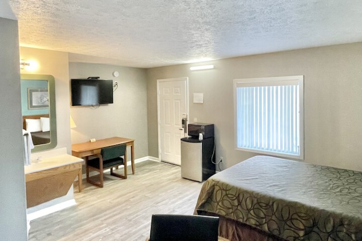 1 Queen Bed (2 of 9)