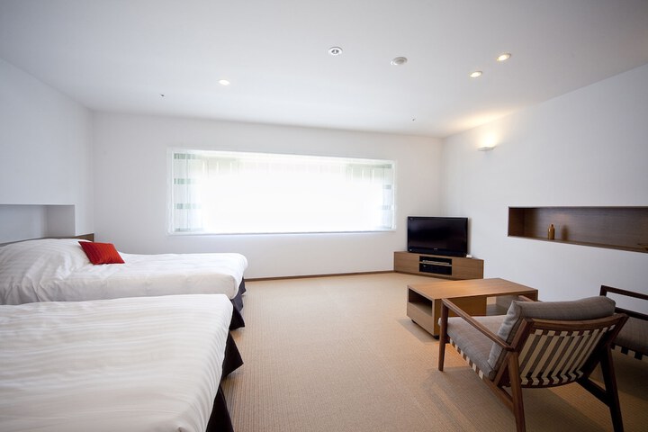 Room 3 of 77