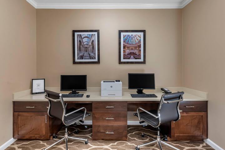 Business Center 38 of 41