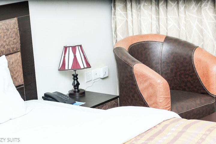 Room 6 of 18