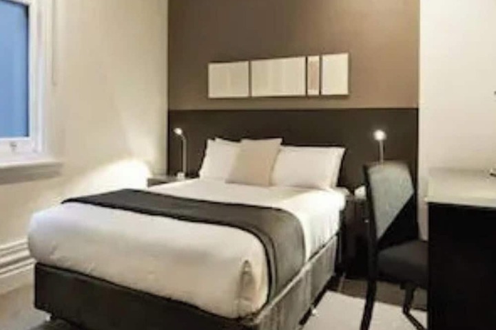 Room 4 of 7