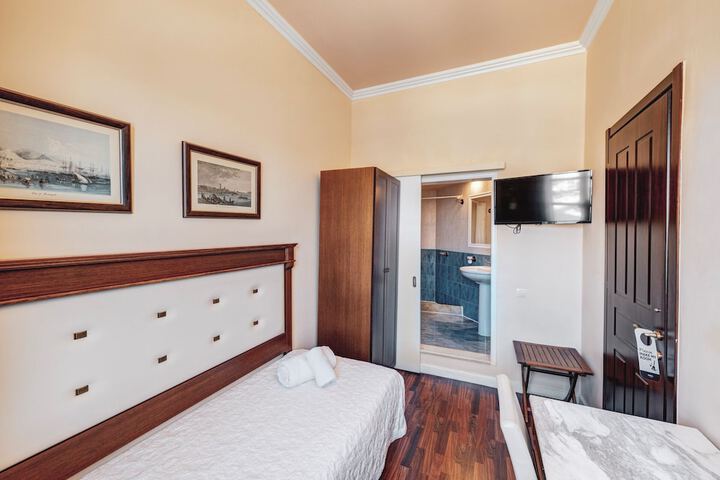 Room 32 of 93