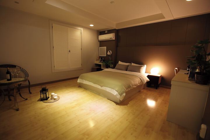 Room 6 of 12