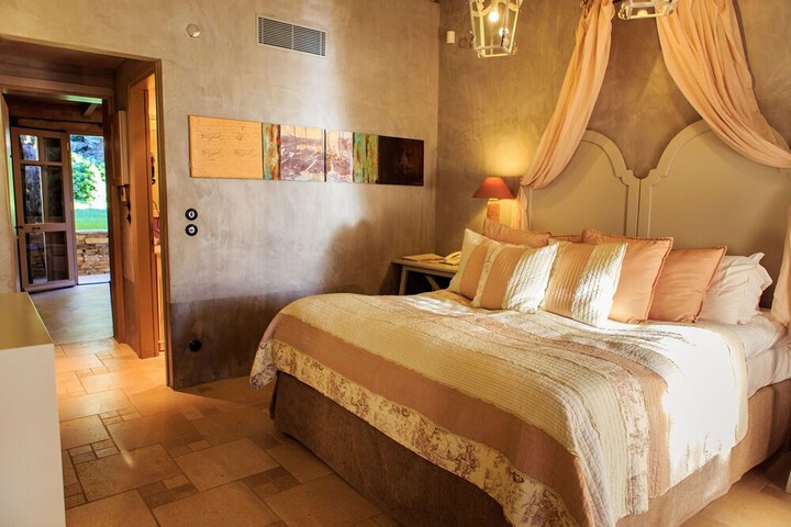 Room 4 of 61