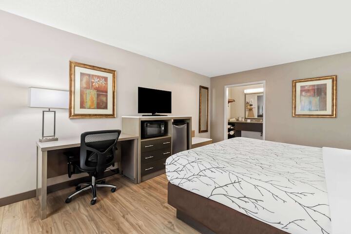 1 King Bed - Wireless High Speed Internet, Microwave and Refrigerator, Hairdryer Coffee (2 of 8)