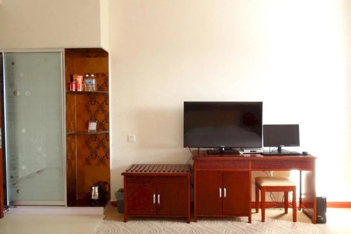 Room 6 of 9