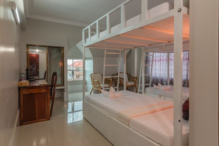 Room 12 of 28